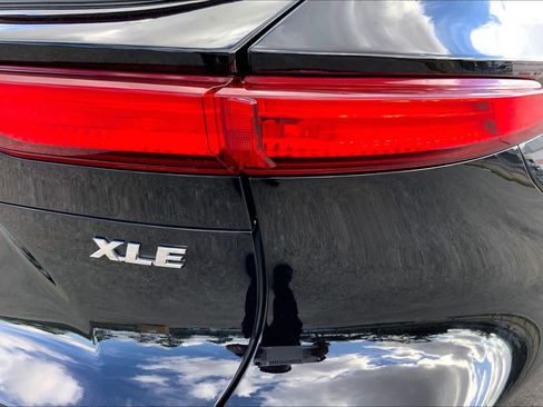 Certified 2024 Toyota Venza XLE image 30