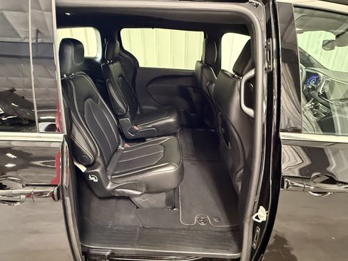 Used 2026 Chrysler Pacifica Select FWD image 8