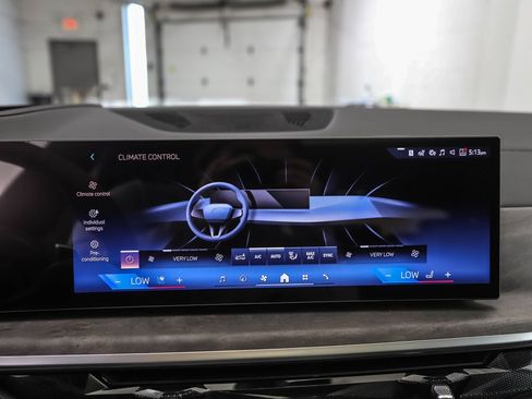Used 2027 BMW X7 xDrive40i w/ M Sport Package AWD/4WD image 18
