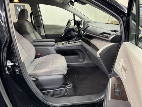 Used 2024 Toyota Sienna LE AWD/4WD image 29