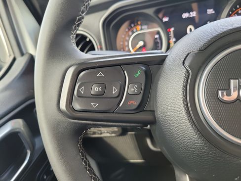 Used 2025 Jeep Gladiator Rubicon AWD/4WD image 17