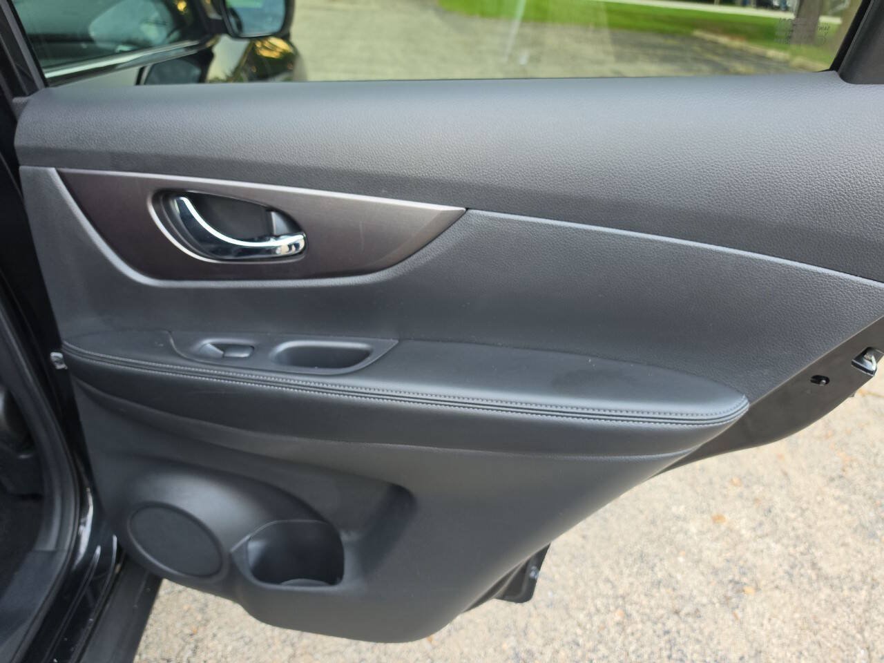 Used 2016 Nissan Rogue SV w/ SV Premium Package AWD/4WD image 25