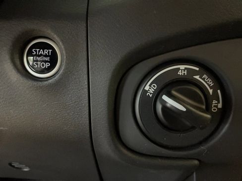 Used 2024 Nissan Frontier SV w/ Technology Package image 11