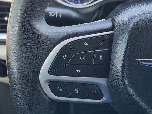 Used 2023 Chrysler Pacifica Touring-L image 29