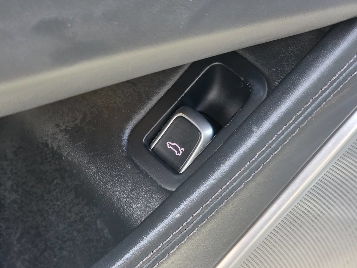 Used 2015 Audi S8 AWD/4WD image 32