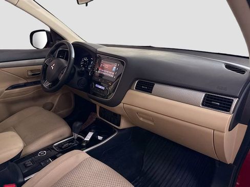 Used 2017 Mitsubishi Outlander SE image 29