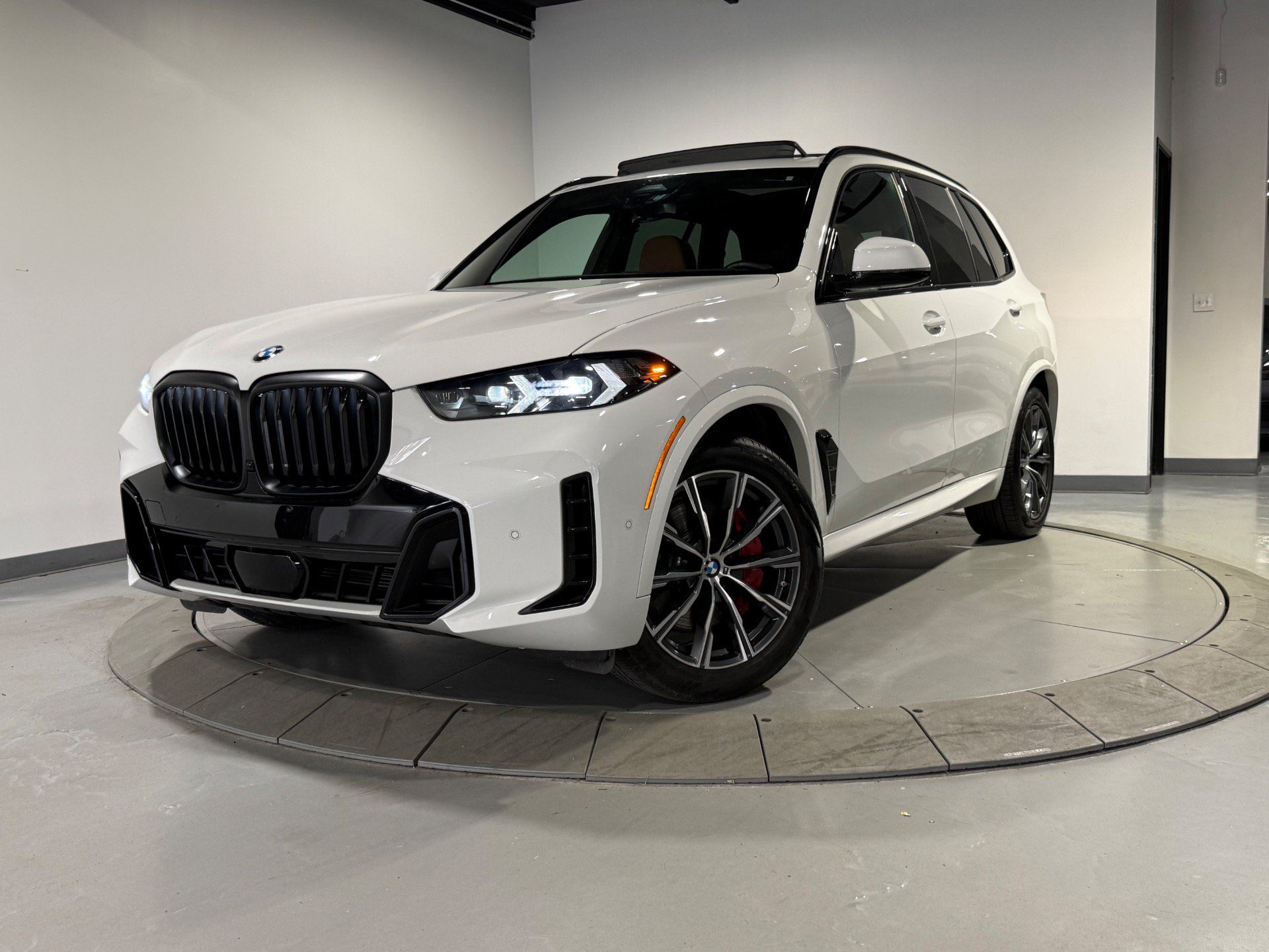 Used 2026 BMW X5 xDrive40i w/ M Sport Package AWD/4WD image 3