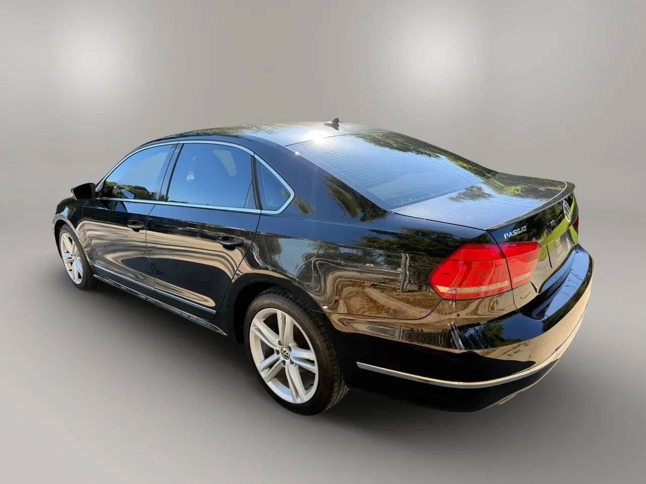 Used 2013 Volkswagen Passat TDI SEL Premium FWD image 9