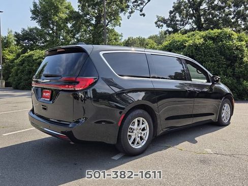 Used 2023 Chrysler Pacifica Touring FWD image 5