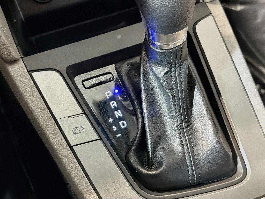 Used 2020 Hyundai Elantra SE FWD image 17