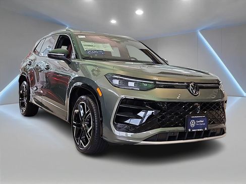 Certified 2026 Volkswagen Tiguan SEL R-Line AWD/4WD image 3