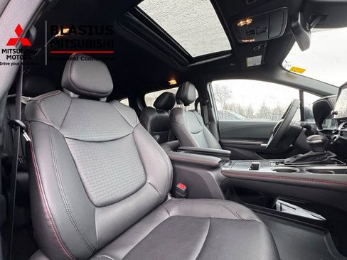 Used 2025 Toyota Sienna XSE w/ XSE Plus Package image 17