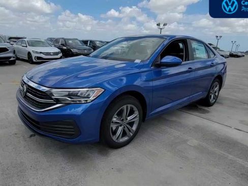 Used 2023 Volkswagen Jetta SE w/ Panoramic Sunroof Package FWD image 5