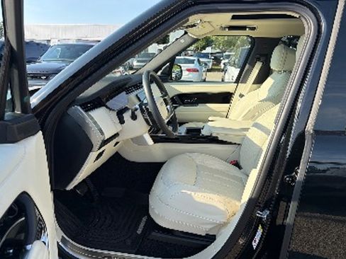 Used 2025 Land Rover Range Rover SE AWD/4WD image 9