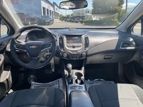 Used 2018 Chevrolet Cruze LT w/ LT Fleet Convenience Package FWD image 18