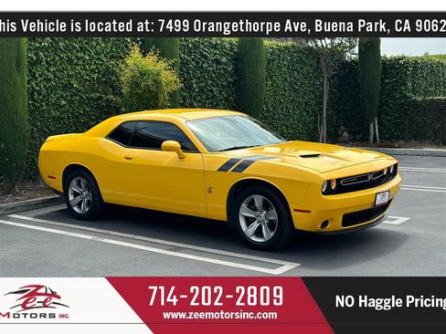 Used 2018 Dodge Challenger SXT image 2