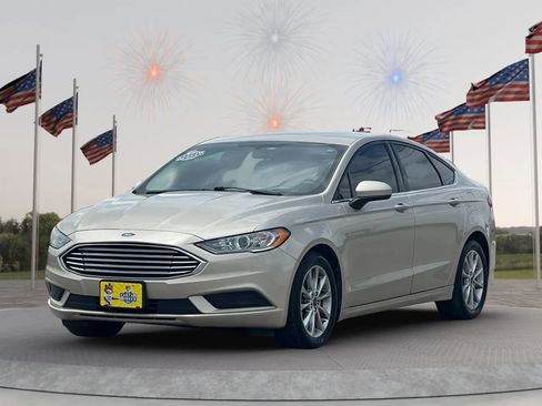 Used 2017 Ford Fusion SE w/ Fusion SE Technology Package FWD image 3
