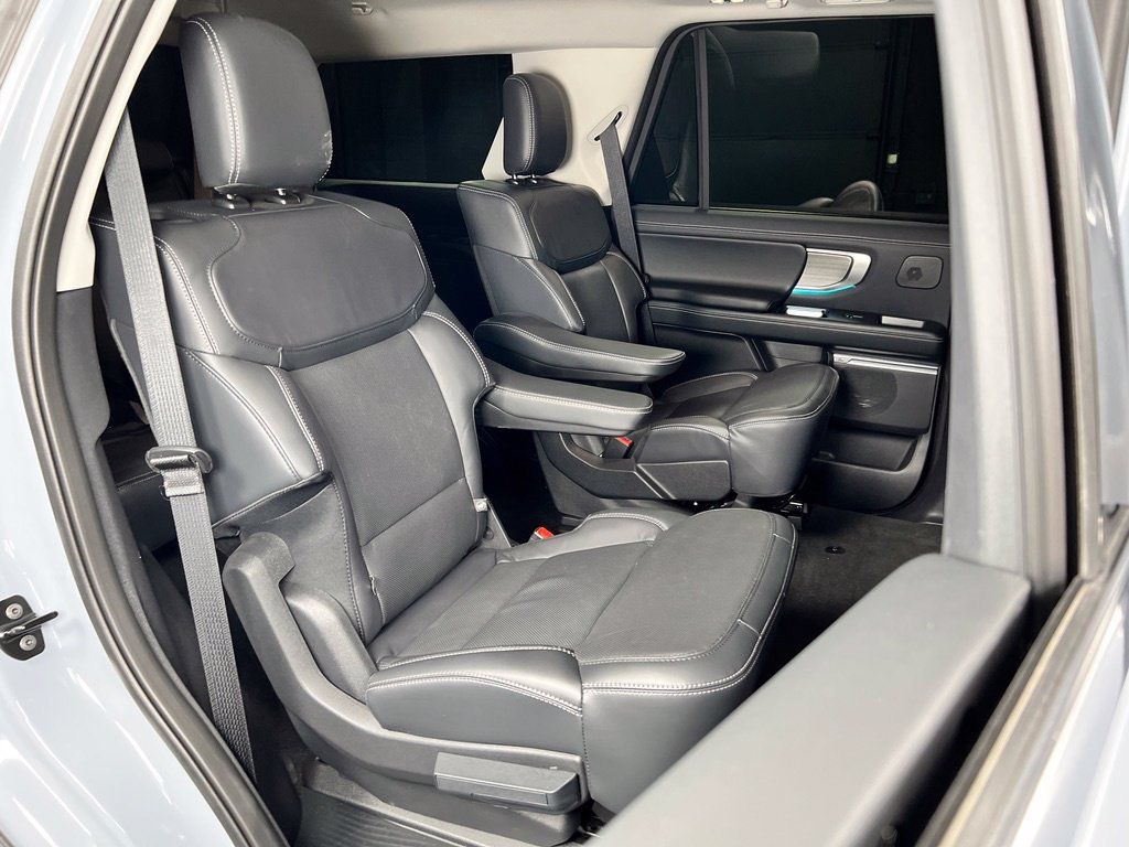 Used 2025 Ford Expedition Platinum w/ Driver's Package AWD/4WD image 19