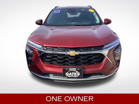 Used 2025 Chevrolet Trax LT w/ LT Convenience Package FWD image 3