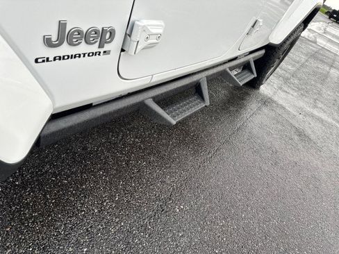 Used 2023 Jeep Gladiator Overland image 10