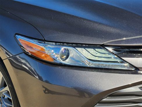 Used 2019 Toyota Camry XLE image 9