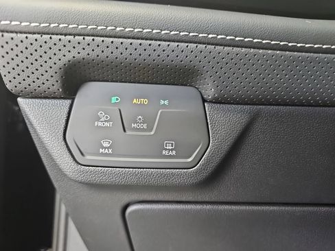 Used 2025 Volkswagen Atlas SE FWD image 24