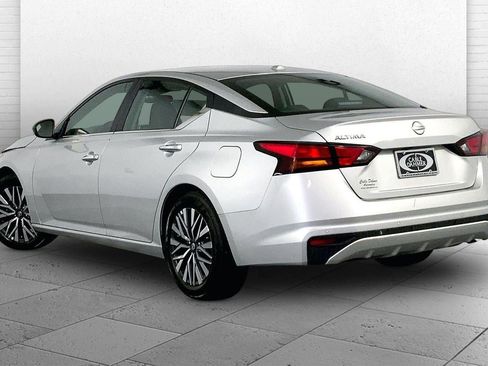 Used 2025 Nissan Altima 2.5 SV FWD image 11