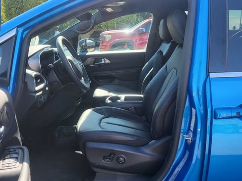 Used 2026 Chrysler Pacifica Select FWD image 29