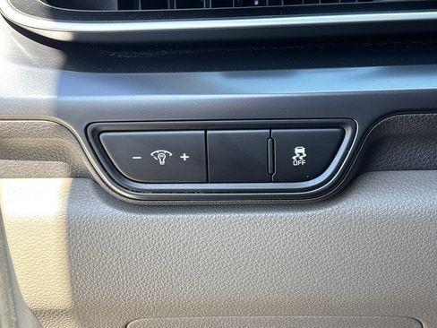 Used 2025 Kia Carnival FWD image 29