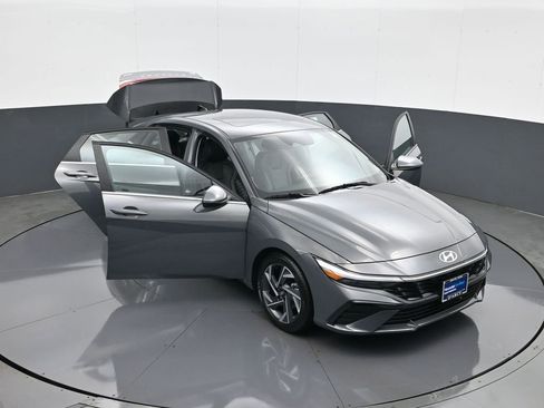 Certified 2025 Hyundai Elantra Limited w/ Cargo Package FWD image 29