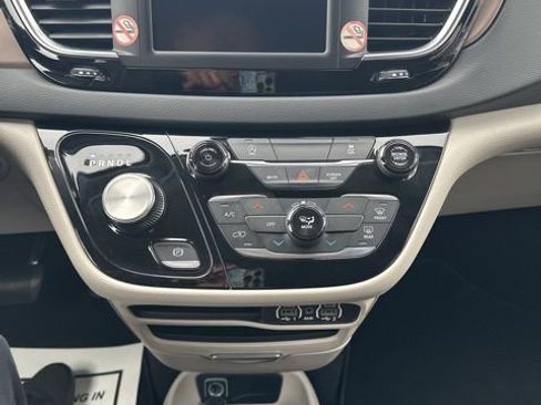 Used 2023 Chrysler Voyager LX image 27