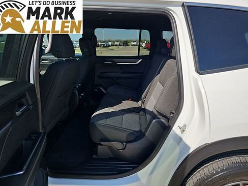 Used 2025 GMC Acadia Elevation image 25