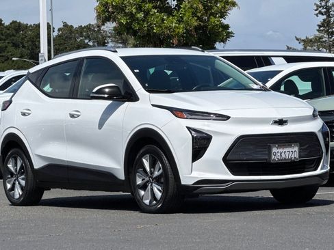 Used 2023 Chevrolet Bolt EUV LT w/ Convenience Package FWD image 2