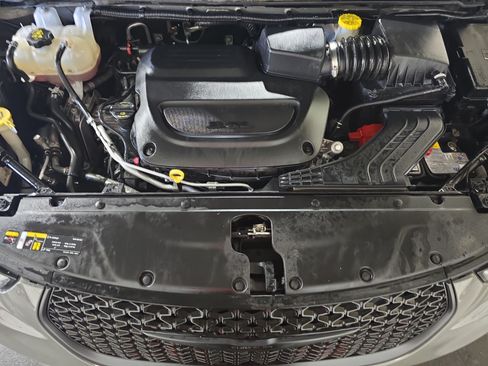 Used 2025 Chrysler Pacifica Limited FWD image 27