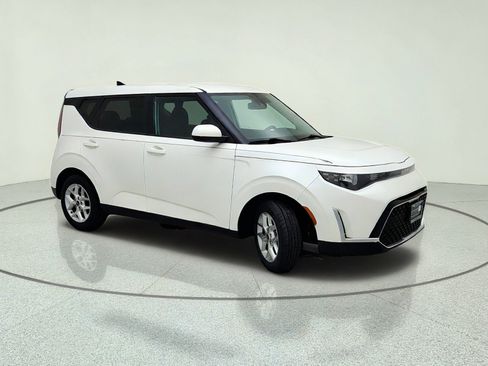 Used 2023 Kia Soul LX w/ Option Group 015 FWD image 5