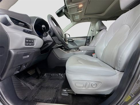 Certified 2025 Toyota Highlander Limited image 21