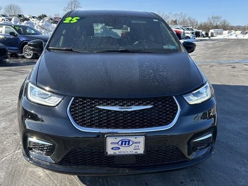 Used 2025 Chrysler Pacifica Select image 2