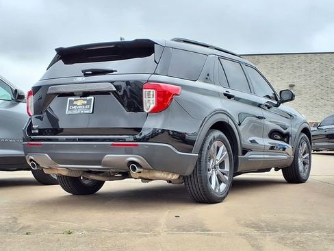 Used 2022 Ford Explorer XLT w/ Equipment Group 202A image 6