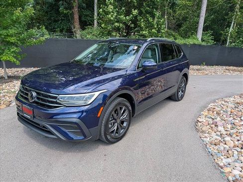 Used 2022 Volkswagen Tiguan SE w/ Panoramic Sunroof Package FWD image 1