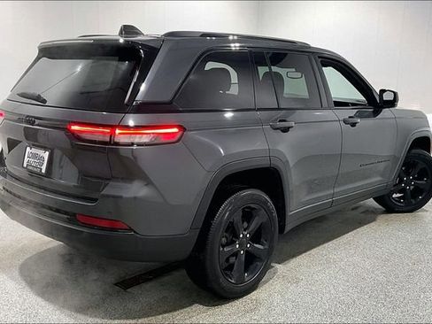 Used 2024 Jeep Grand Cherokee Altitude image 5