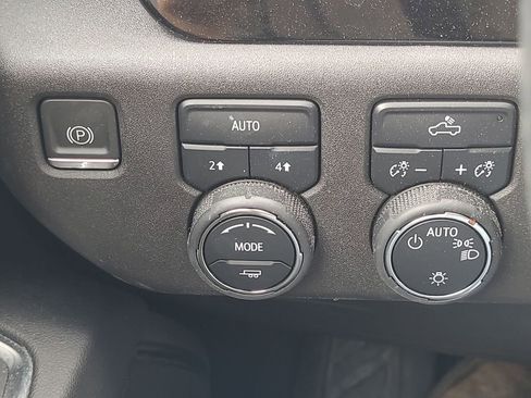 Used 2023 Chevrolet Silverado 1500 LT AWD/4WD image 18