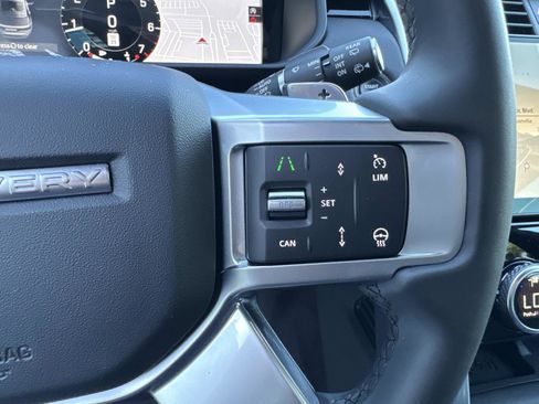 Certified 2025 Land Rover Discovery S image 30