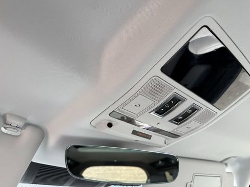 Used 2025 Land Rover Defender 110 X-Dynamic SE image 26