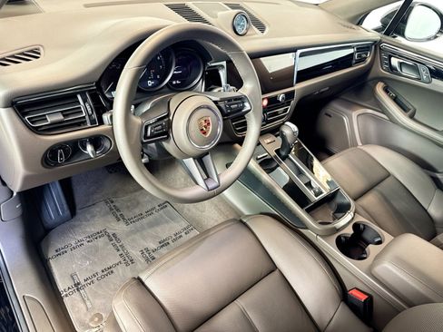 Certified 2025 Porsche Macan image 4