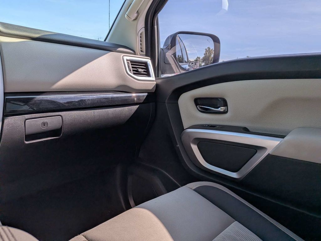 Used 2021 Nissan Titan SV w/ SV Convenience Package AWD/4WD image 14