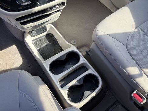 Used 2021 Chrysler Voyager LX image 11