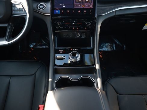 New 2025 Jeep Grand Cherokee Limited w/ Black Appearance Package AWD/4WD image 25