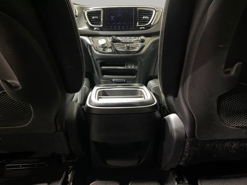 Used 2019 Chrysler Pacifica Touring-L w/ Advanced Safetytec Group FWD image 10