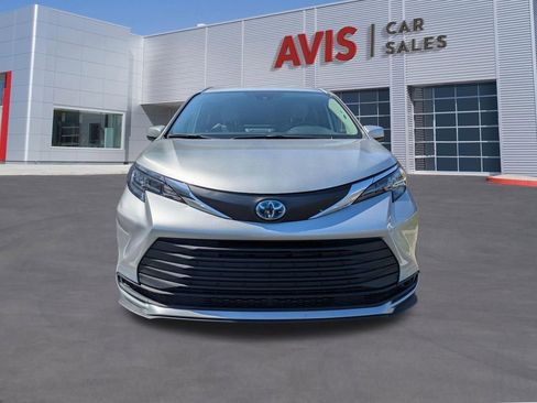 Used 2025 Toyota Sienna LE FWD image 2