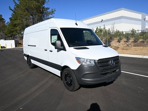 Used 2025 Mercedes-Benz Sprinter 2500 image 24